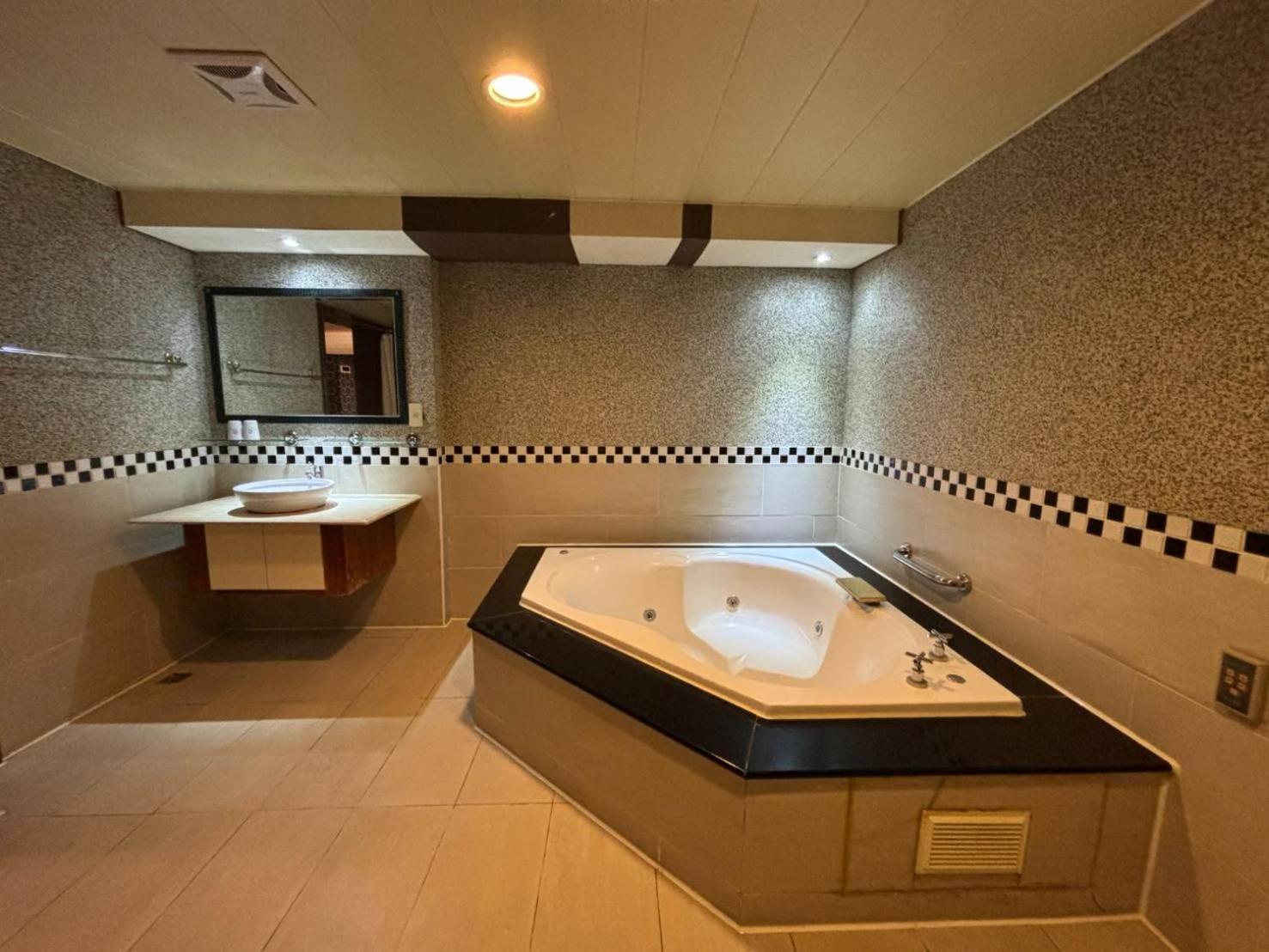 Hua Xiang Motel - Da Chang Kaohsziung Kültér fotó